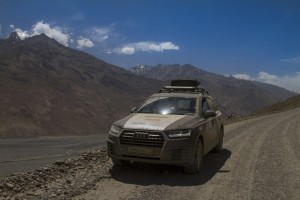 Волок-Туркестан 2015 Audi Q7 на фоне Афганистана