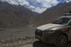 Волок-Туркестан 2015 Audi Q7 на фоне Пянджа и Афганистана