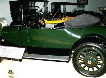 Первый автомобиль со стоп-сигналами – 1915 год