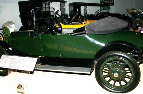 Первый автомобиль со стоп-сигналами – 1915 год