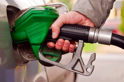 В российских регионах начали падать цены на бензин