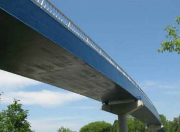 В Новосибирской области строят автомобильный мост из стеклопластика