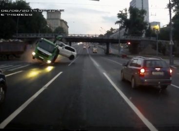 Видео ДТП с участием эвакуатора перевозившего белый Volkswagen Touareg