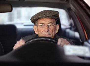 Американцы пенсионеров за рулем не боятся