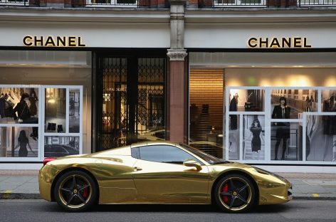 На улицах Парижа обнаружен золотой Lamborghini Aventador