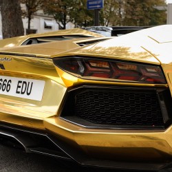 Золотой Lamborghini Aventador LP 700-4