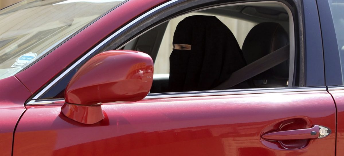 В ОАЭ женщинам запретили наносить макияж за рулем