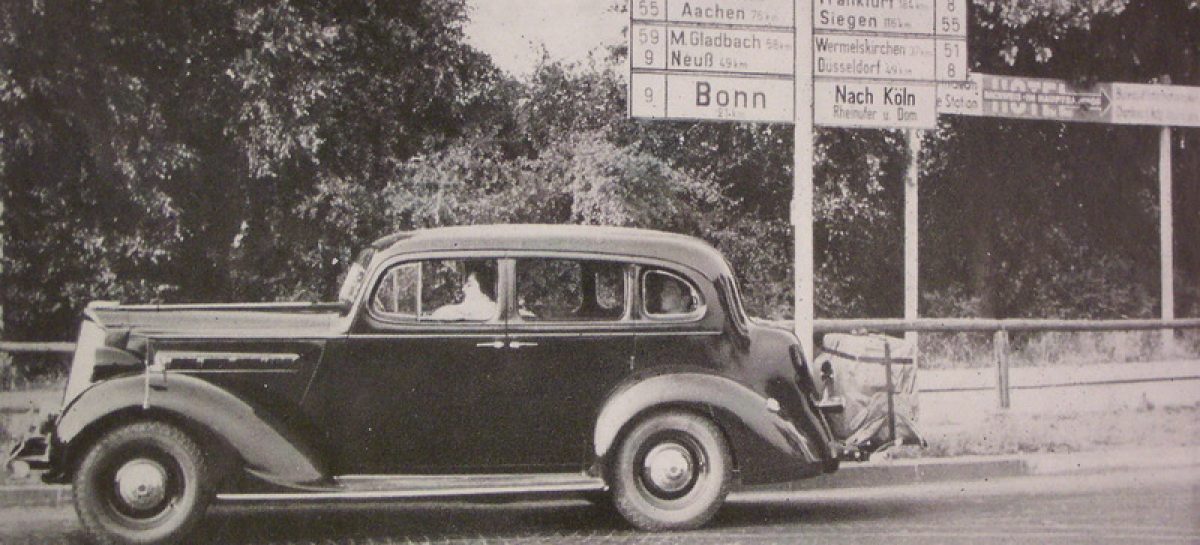 Первые дорожные знаки появились в 1903 году
