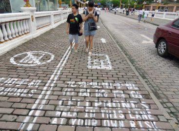 В Китае на тротуарах сделали выделенку для тех, кто ходит, уткнувшись в телефон