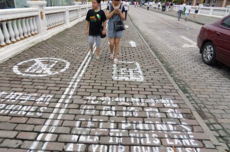 В Китае на тротуарах сделали выделенку для тех, кто ходит, уткнувшись в телефон