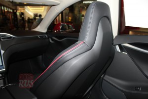 Передние сиденья Tesla Model S