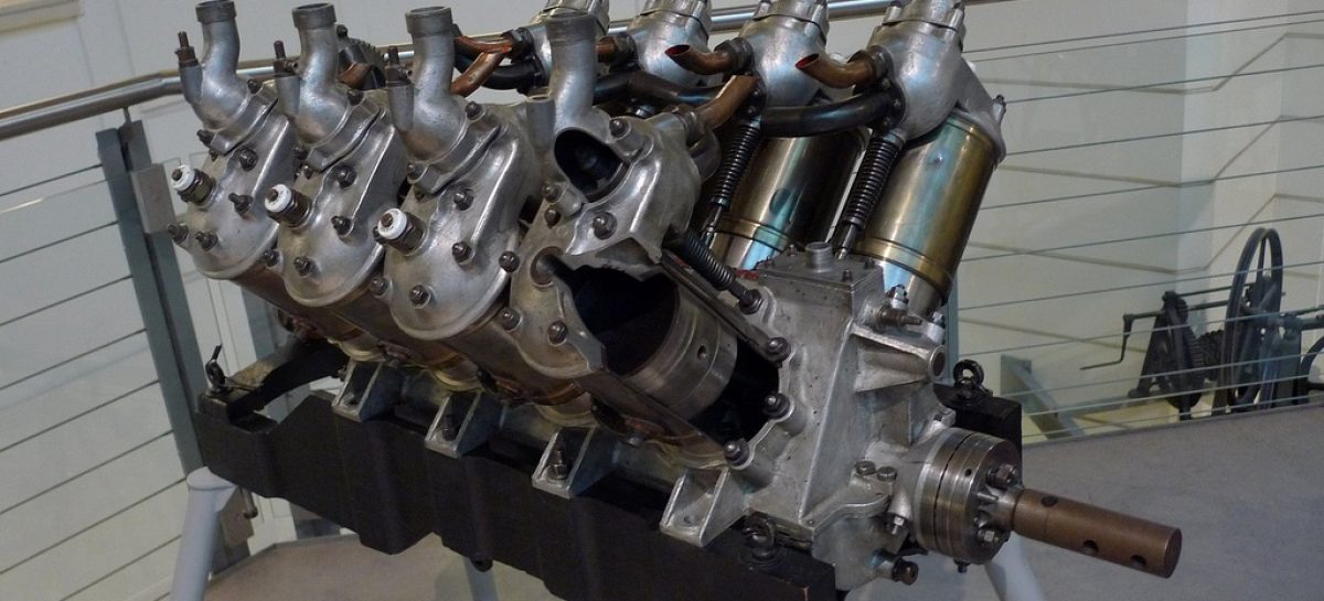Леон Левассер изобрел двигатель V8, назвав его Antoinette