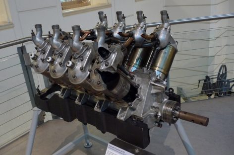 Леон Левассер изобрел двигатель V8, назвав его Antoinette