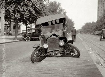Слово автомобиль возникло в 1899 году