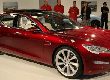 Покупать Tesla смысл есть, но заправок пока нет