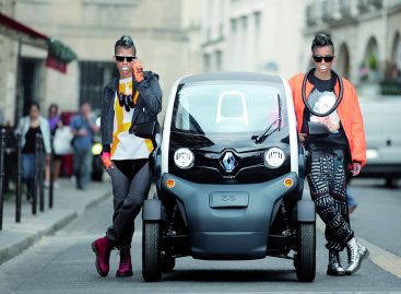 В Европе Renault Twizy теперь можно водить с 14 лет