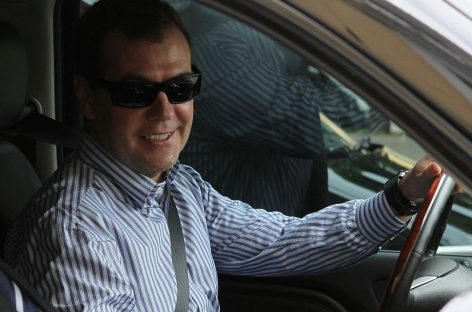 Медведев спасает автопром