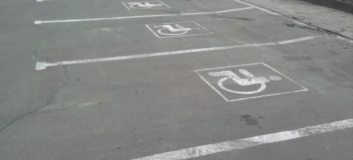 В Москве продолжают бороться с незаконно паркующимися на местах для инвалидов