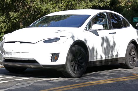 Tesla Model X попался