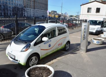 В РФ для электромобилей и гибридов могут ввести бесплатные парковки