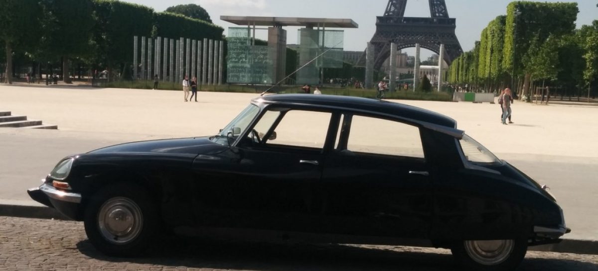 Citroen DS на фоне Эйфелевой башни в аромате Chanel №5