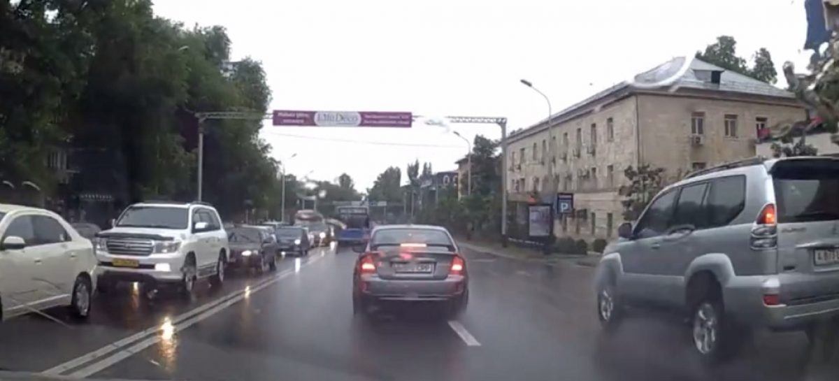 В Алматы смелые водители!