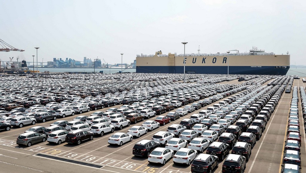 Автомобили KIA в ожидании погрузки в порту