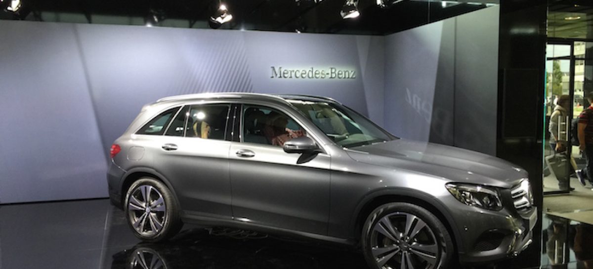 Преемник Mercedes-Benz GLK дебютировал в модном окружении