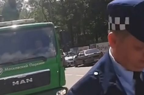 Жители Головина отбили автомобили у эвакуаторщиков