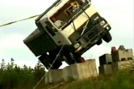 Испытания грузовиков Volvo на опрокидывание