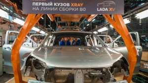 Кузов Lada XRay на сборочном конвейере