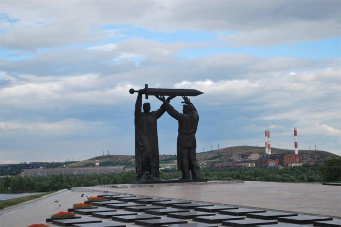Монумент Тыл - фронту