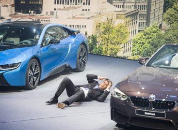 Глава BMW упал в обморок во время презентации на Франкфуртском автосалоне