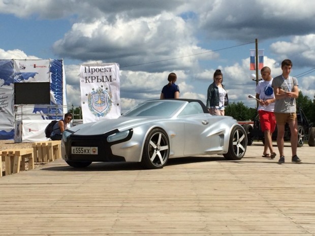Спортивный автомобиль среднемоторной компоновки родстер Крым