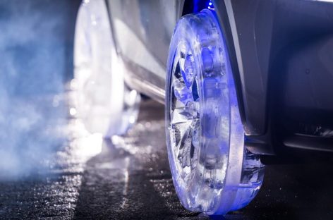 Lexus с колесами изо льда