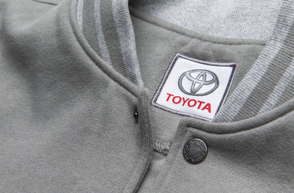 Toyota открыла бутики с одеждой и аксессуарами