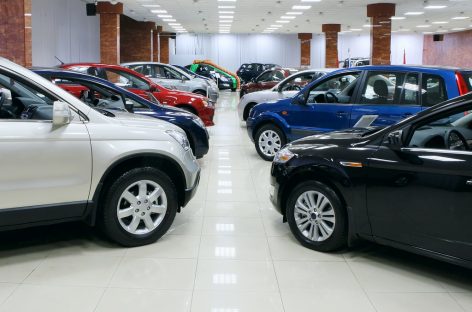 В России становится меньше автомобильных салонов