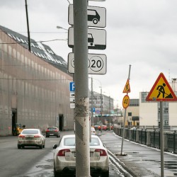 Дорожные знаки на Новоданиловской набережной