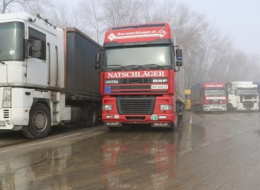 Украина официально запретила транзит российских грузовиков