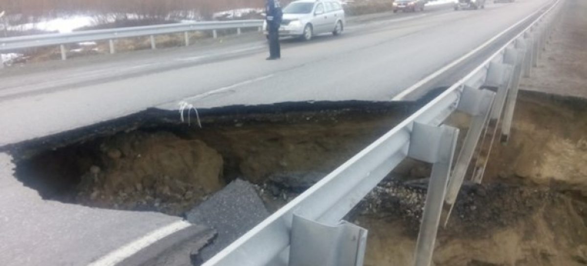 В Мурманской области начала рушиться дорога