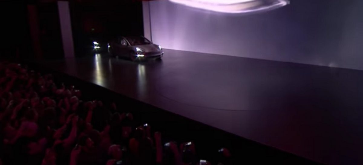Tesla 3 выехала к зрителям