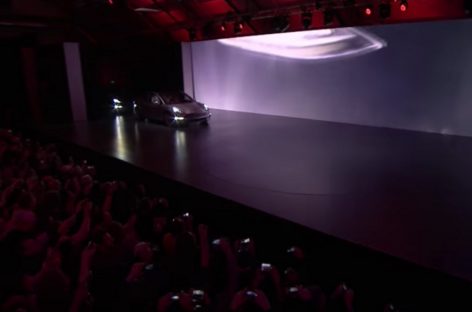 Tesla 3 выехала к зрителям