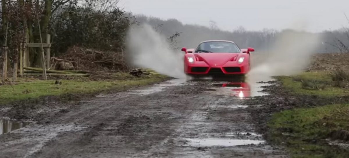 Ferrari бегает по лужам