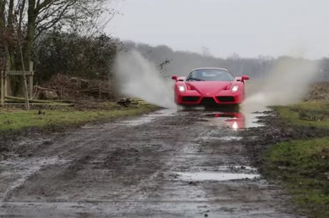 Ferrari бегает по лужам