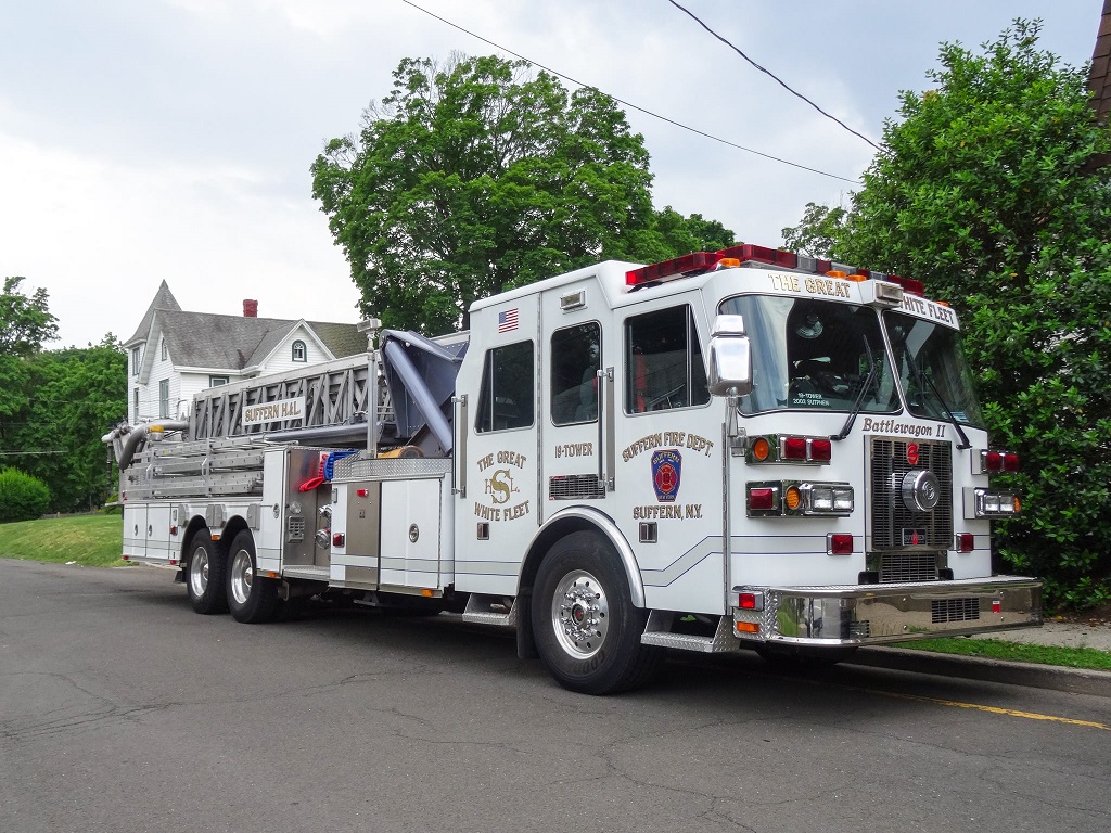 Белые пожарные машины в Сафферне, штат Нью-Йорк
