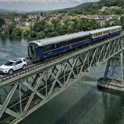 Land Rover Discovery Sport тащит 100-тонный поезд
