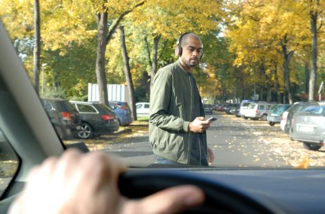 Почти 70% российских водителей отвлекаются на пешеходов
