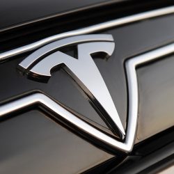 20 млн. рублей вернули жительнице Екатеринбурга за автомобиль Tesla Model X 100D