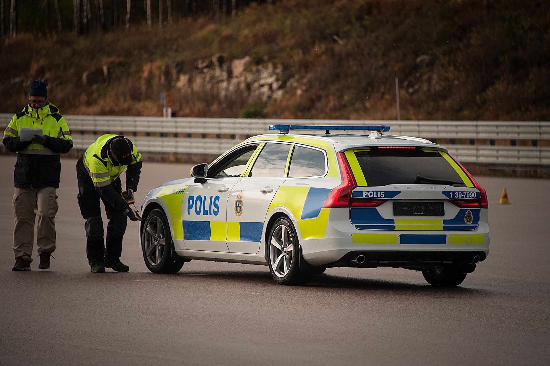 В окончательном протоколе по результатам испытаний V90, подготовленном водителями-испытателями шведской полиции, отмечается, что «в целом найти недостатки крайне сложно.