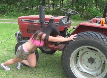 Сексуальные девушки управляют тракторами и бульдозерами